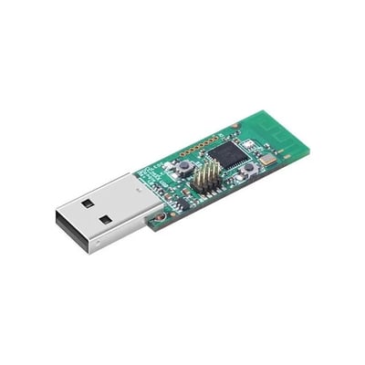 Sonoff Zigbee USB-dongle med CC2531-chip og grønt printkort, vist skråt med USB-stikket forrest.