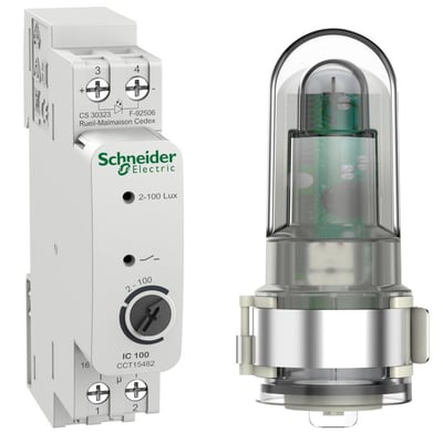 Schneider Electric IC 100 skumringstimer vist sammen med en udendørs lyssensor, klar til installation i et belysningssystem.