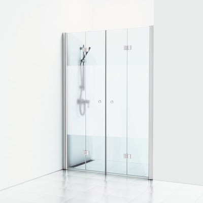 Svedbergs Skoga dobbelt folde-nichebruser med halvfrost glas og matte aluminiumsprofiler, monteret i et lyst badeværelse.