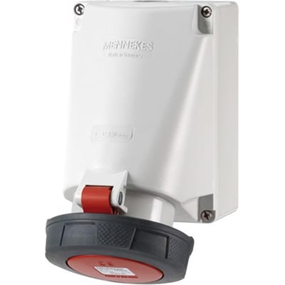 Detaljeret billede af Mennekes CEE vægudtagets front, viser den røde lukkeklap og den sorte gummi-pakning for IP67-tæthed.