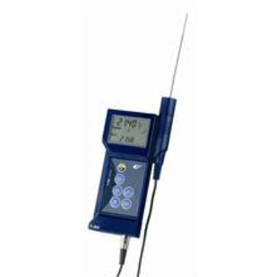 Elma P750 præcisionstermometer i mørkeblåt kabinet med digitalt display, taster og tilsluttet Pt 100 føler til temperaturmåling.