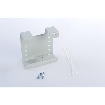 CommScope Budi-1S Loop Bracket i grå metal med skruer og strips på hvid baggrund.