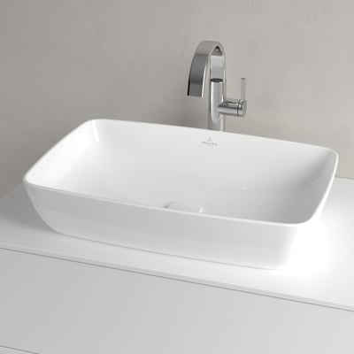 Detaljebillede af Villeroy & Boch Artis firkantet vask i hvid porcelæn, viser den rene overflade og integrerede afløb.