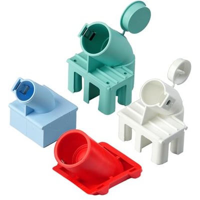 Fire Kaiser installationsbokse i forskellige farver: blå, mintgrøn, hvid og rød, vist med låg åbent eller lukket på hvid baggrund.