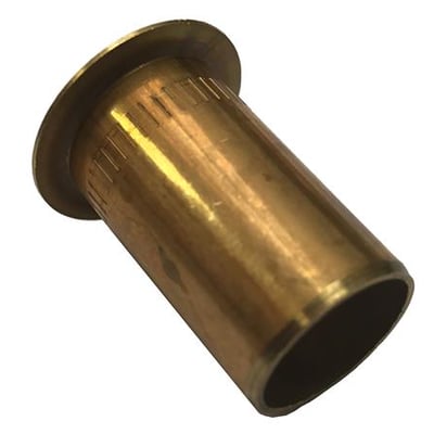 Messing støttebøsning til 15 mm PEX-rør, med en flad kant og riflede sider for bedre greb.
