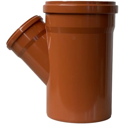 Brunt PVC-grenrør med hovedrør på Ø315 mm og gren på 200 mm, der går ud i en vinkel på 45 grader.