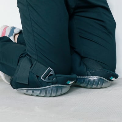 BIHUI GEL knæbeskyttere i brug, vist på en person i knælende stilling med justerbare stropper synlige.