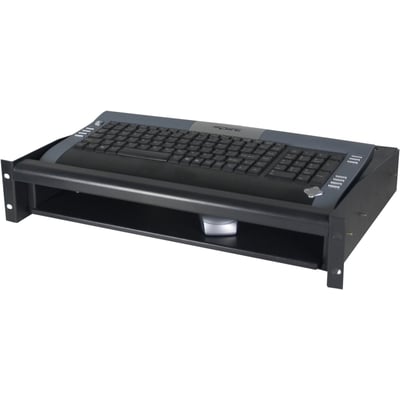 Toten 19" udtrækkelig tastatur- og musehylde, 2U, vist delvist indskudt i rackmontering med tastatur og mus på hylden.
