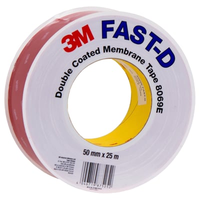 3M Dobbeltklæbende Tætningstape FAST-D 8069E, en rulle med rød bagside og hvid tape, måler 50 mm x 25 m.