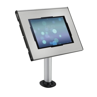 Vogels PTA 3102 bordstander i børstet aluminium med en monteret tablet, vist på en hvid baggrund.