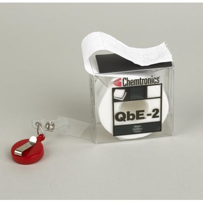 Chemtronics QbE-2 Fiber Optic Cleaning Platform med en rulle af 200 wipes i gennemsigtig plastikbeholder med klips.