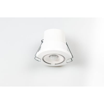 Helvar DIGIDIM322 High Bay PIR sensor monteret i hvid loftsoverflade, viser integrationsdetaljer.