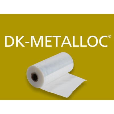 DK-Metalloc strækfilm på maskinrulle med indvendigt klæb i klar plastik på gul baggrund.