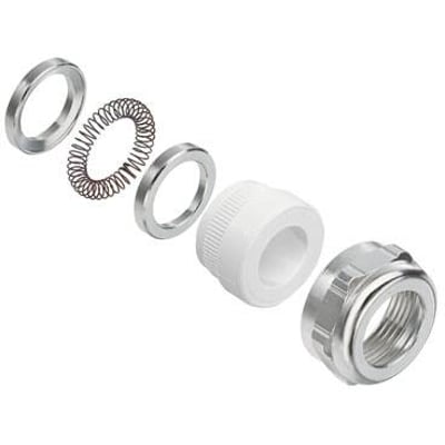 Weidmüller Forskruning PG21 til hus type HQ adskilt i fem komponenter, inklusive metal- og plastdele på hvid baggrund.