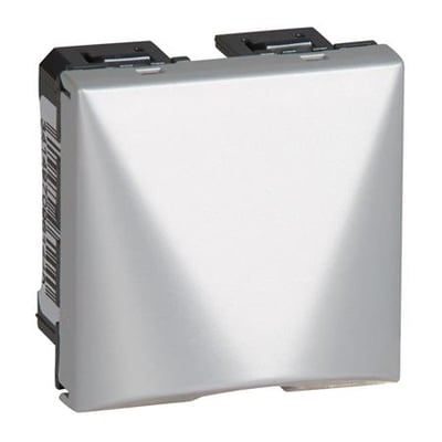 Legrand Mosaic kabelafgang i 2M størrelse med en elegant aluminiumsfinish og et moderne, kantet design.