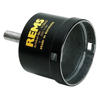 Nærbillede af REMS afgratningsadapter REG, viser den sorte metaloverflade med gul tekst og en metalspindel.