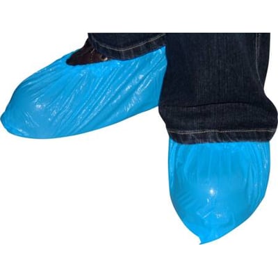 Blå overtrækssko i PE materiale, der dækker en sko og en del af et ben iført mørke jeans, 100 stk.