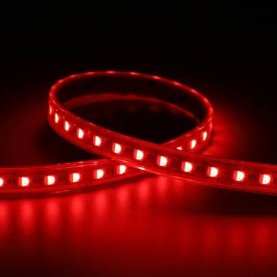 Ansell Lighting P-Cell RGBW LED bånd i 5 meter oplyst i skarp rød farve med 60 LED pr. meter.