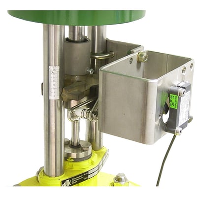 Siemens NCS-sensor PS2 til lineære aktuatorer over 14 mm, vist monteret med 6m kabel og eksplosionssikker beskrivelse.