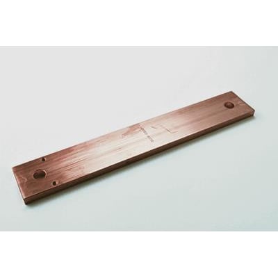 Cubic laske til 1200A transformer i kobber med to monteringshuller og graveret logo, vist på lys baggrund.