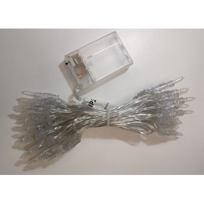 IrisLights lyskæde med 35 klare LED lys og et gennemsigtigt batterihus til 3xAA batterier på hvid baggrund.