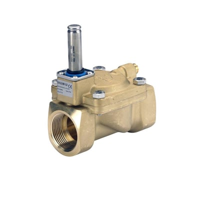 Danfoss EV220B magnetventil NC med mærkat, G 1 1/4" messingtilslutning og servostyret membran, set fra siden med detaljeret mærkat information.