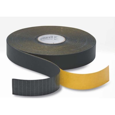 Nærbillede af en rulle Armacell HT-Armaflex tape, sort materiale med gul beskyttelsesfilm.