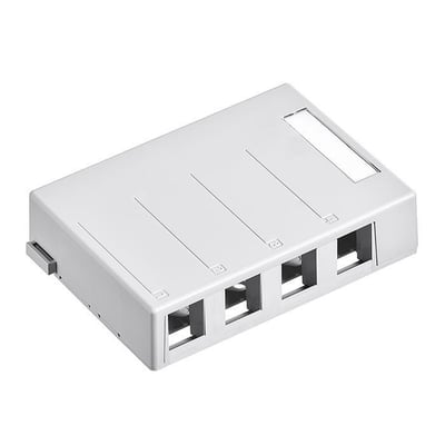 Leviton Office-boks til fire keystone-konnektorer i hvid med fire åbninger og vindue til mærkat, set skråt forfra.