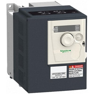 Schneider Electric ATV320 frekvensomformer 5,5kW 3x400V, vist skråt forfra med kontrolpanel, skilt og advarselsmærkater på hvid baggrund.
