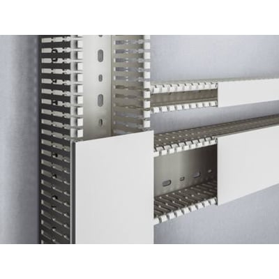 Rittal vertikal kabelkanal i metal med perforerede sider, monteret ved siden af en hvid kabelføring i et serverrack.