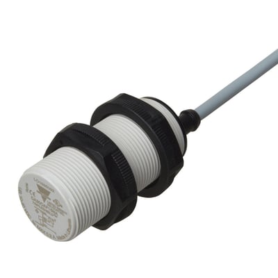 Carlo Gavazzi kapacitiv aftaster M30, 0-16 mm, med hvidt gevindhus, sorte møtrikker og gråt kabel set skråt forfra.