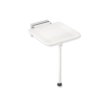 HEWI System 900 klapsæde med hvid siddeflade, forkromet vægbeslag og gulvstøtte, 350 x 340 mm.