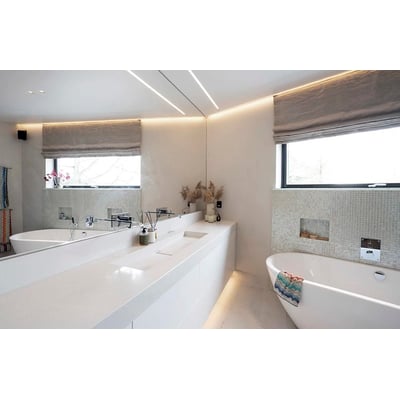 SLC LED strip S2 Mono, 9,6W, 2700K, IP54, installeret i et moderne hvidt badeværelsesmiljø.