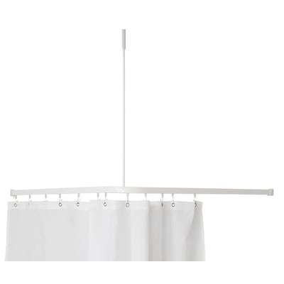 Nærbillede af Van Der P Profil2001 forhængstang i hvid, viser de enkelte glidere med krogringe monteret på stangen.