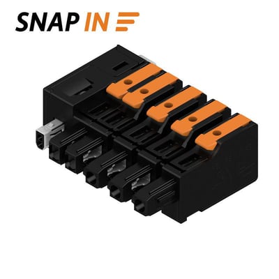 Weidmüller hybridforbindelse med fem poler og SNAP IN-tilslutning, set skråt forfra med sorte og orange terminaler.
