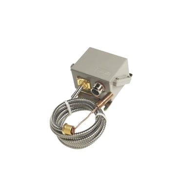 Danfoss KPS77 termostat i lysegrå, med 2m føler og kapillarrør, monteringsbeslag og IP67-klassificering på hvid baggrund.