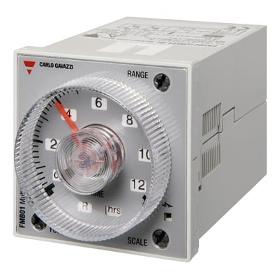 Carlo Gavazzi multifunktionstidsrelæ med gråt hus og stor frontdrejeknap med rød viser til tidsindstilling.