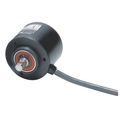 Omron inkrementel encoder med 8mm aksel og 2 meter kabel, 3600 PPR, vist med fokus på aksel og koblingsmekanisme.
