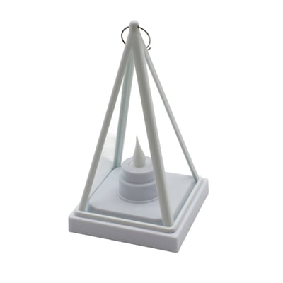 Hvid trekantet LED lanterne med en flakkende LED-pære indeni, isoleret på hvid baggrund.