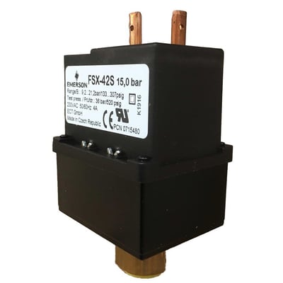 Sort Emerson ventilatorhastighedsregulator FSX-42 S med kobberfarvede tilslutninger, set skråt forfra.