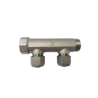 TEA belagt messing brugsvandsfordelerrør, 2 afg., ¾" med fast muffe og cc50, klar til installation på hvid baggrund.