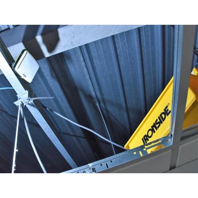 Ironside genopladelig LED-arbejdslampe sidder på en metalstruktur med den gule bagside og logoet synligt.