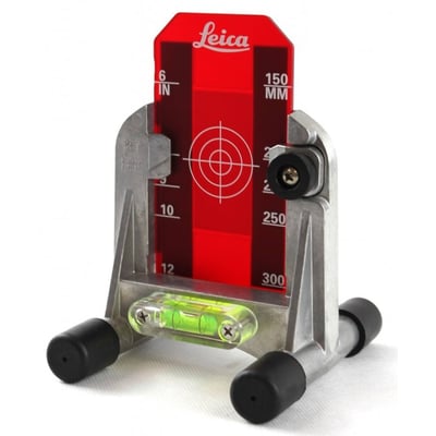 Rød Leica-holder med målplade til Rød Piper, vist forfra med sølvfarvet beslag og indbygget libelle.