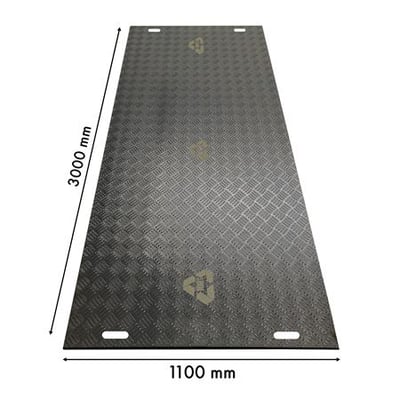 En 3 meter lang køreplade i grå genbrugsplast med skridsikkert mønster og mål vist.