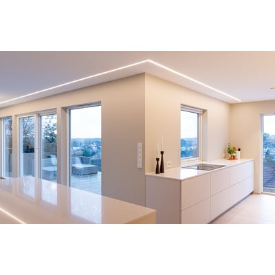 SG Armaturen StripLine 2 meter påbygget hjørne i hvid aluminium med integreret LED-lys langs loftet og væggen i et moderne køkken.