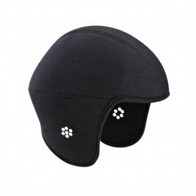 Kask vinter hjelmhue i sort Tekseries tekstil med åndbare og vandafvisende egenskaber, med huller ved ørerne.