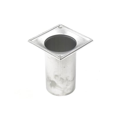 Vinklet visning af BLÜCHER forlænget overdel, fremhæver den firkantede, polerede ramme og det matte, cylindriske udløbsrør i rustfrit stål.