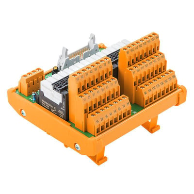 Weidmüller interface-modul med relæ, RSS LL3R, set skråt med orange skrueterminaler og stikforbindelse.