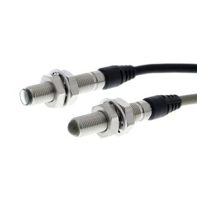 Omron E3T-CT14 2M fotoelektrisk sensor i rustfrit stål med M6 gevind og 2m kabel, vist med emitter og modtager på hvid baggrund.