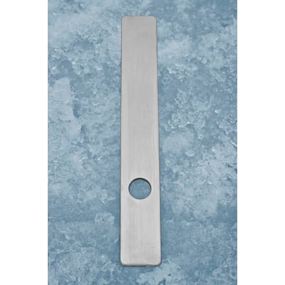 Assa Abloy smalprofillangskilt 6302-0100 i rustfrit stål med hul til dørgreb, set forfra.